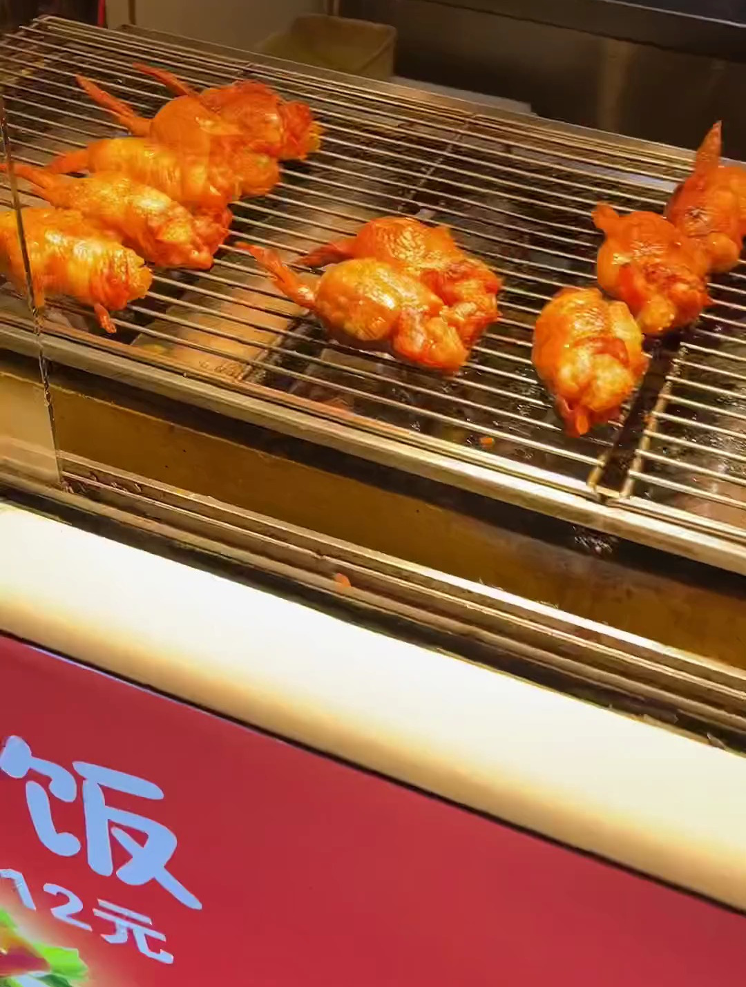 老板给了一把生菜让我卷烤五花肉