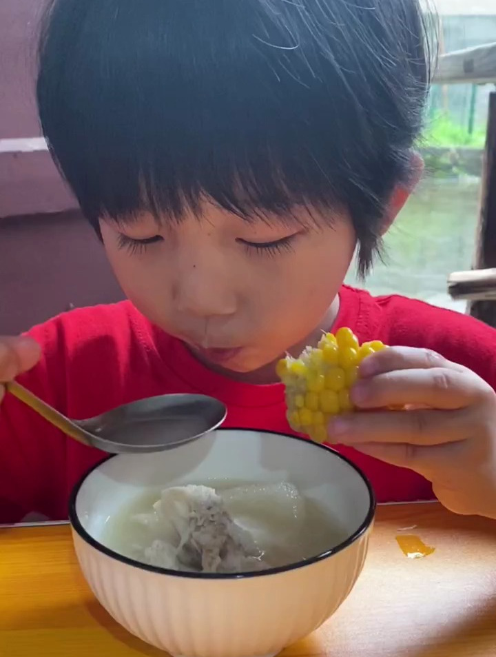 给宝宝煲一碗竹荪汤喝