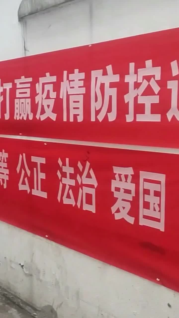 杭州武林路上一家社区蔬菜店给隔离点居民送来百份爱心蔬菜