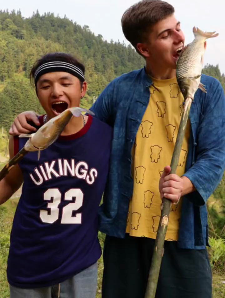 德国小伙入乡随俗和苗族朋友一起田间烤鱼,这样的吃法太正宗了