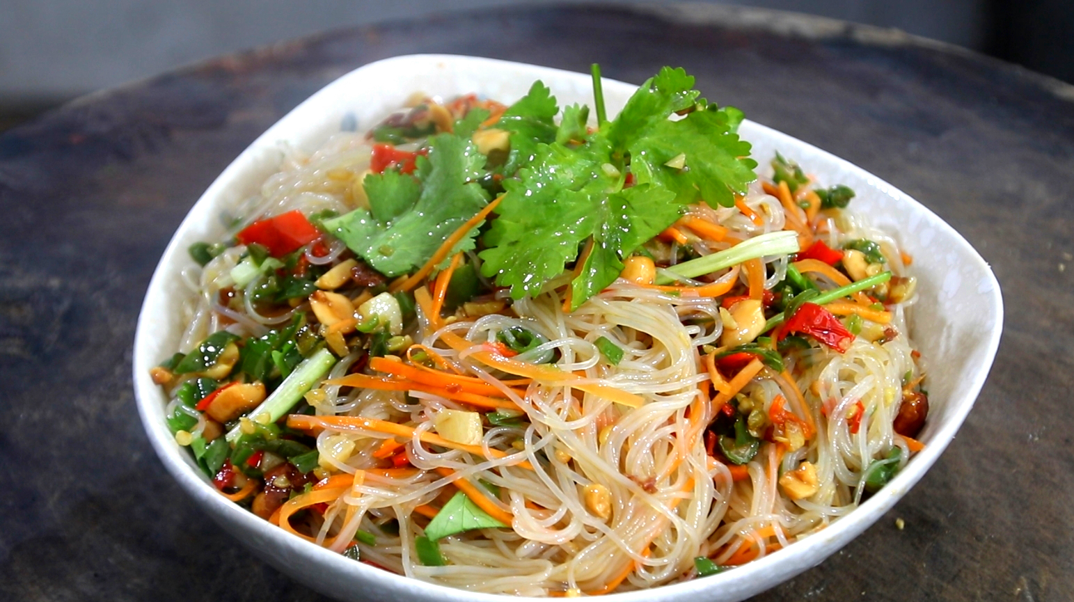 夏天一定要吃凉拌粉丝,爽滑入味,百吃不腻,一次做一大盘都不够