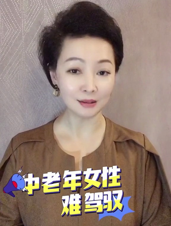 中老年女性穿牛仔裤除了搭配小白鞋,还有没有更多的可能性呢