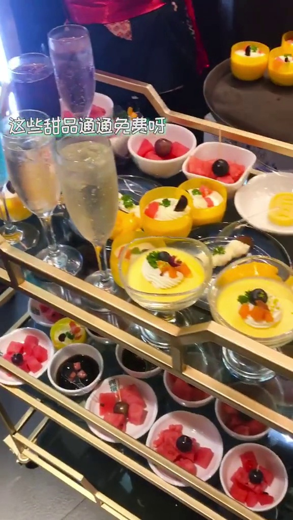 甜品免费!荤菜拼盘种类超多!又吃多了我怎么会是介亚子的人啊~