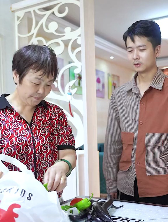 自己的生日蛋糕应该写妈妈您辛苦了,因为你的生日是妈妈的受难日