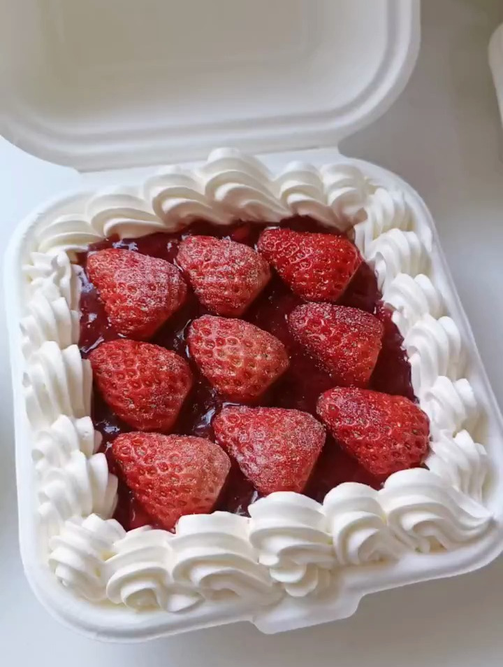 抓住草莓季的尾巴,做一款火爆全网的草莓便当盒子蛋糕