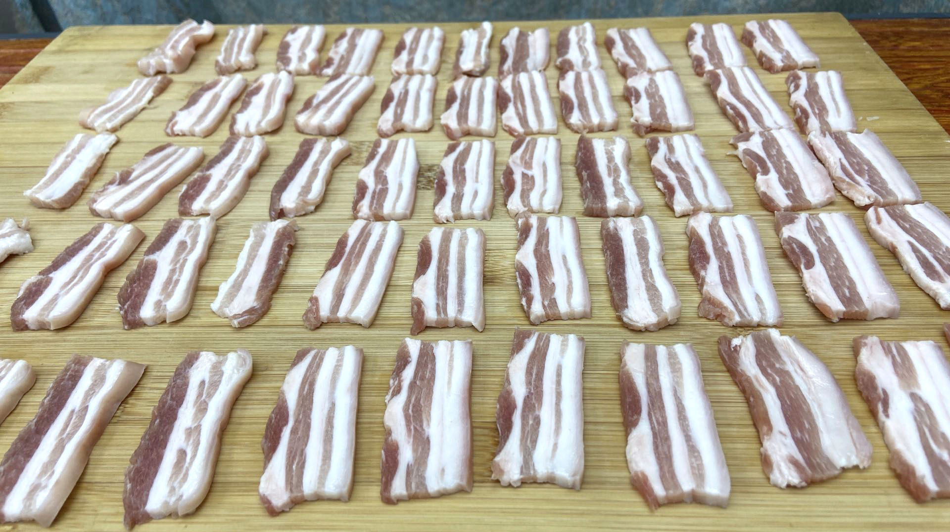 五花肉这样做太解馋了,不炒不炖不红烧,做法简单,上锅抢着吃