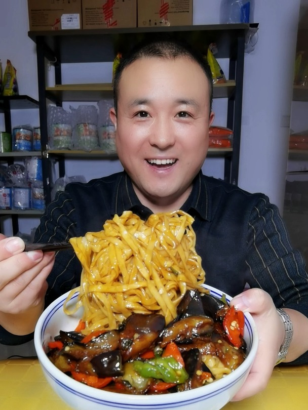 简单家乡味这样的面条天天吃都不腻红烧茄子拌面乖乖太香了