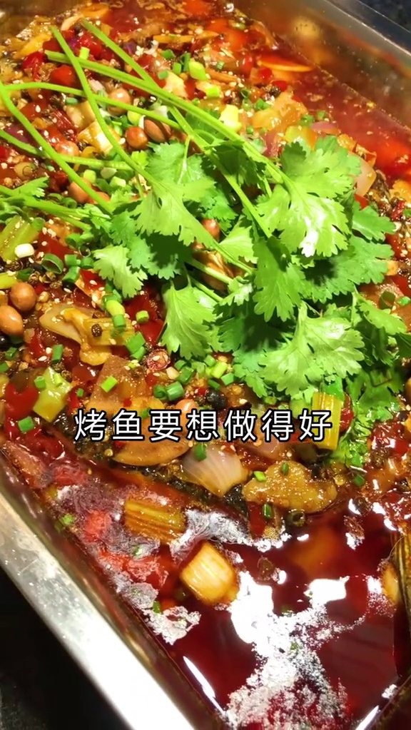 烤鱼腌制配方:水400克、老姜25克、大蒜30克、大葱15克