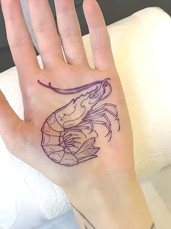 小伙子手上纹身皮皮虾,真是欣赏不来,太个性了