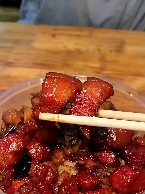 天冷了!那就来一碗热气腾腾油香软烂的红烧肉盖饭吧!