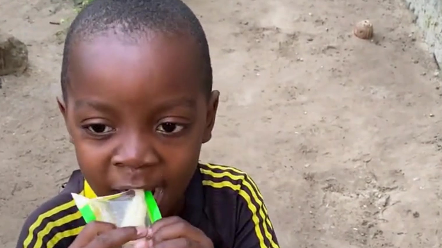 中国爸爸带来的泡椒凤爪,黑蛋就吃了一口,却被辣成表情包!