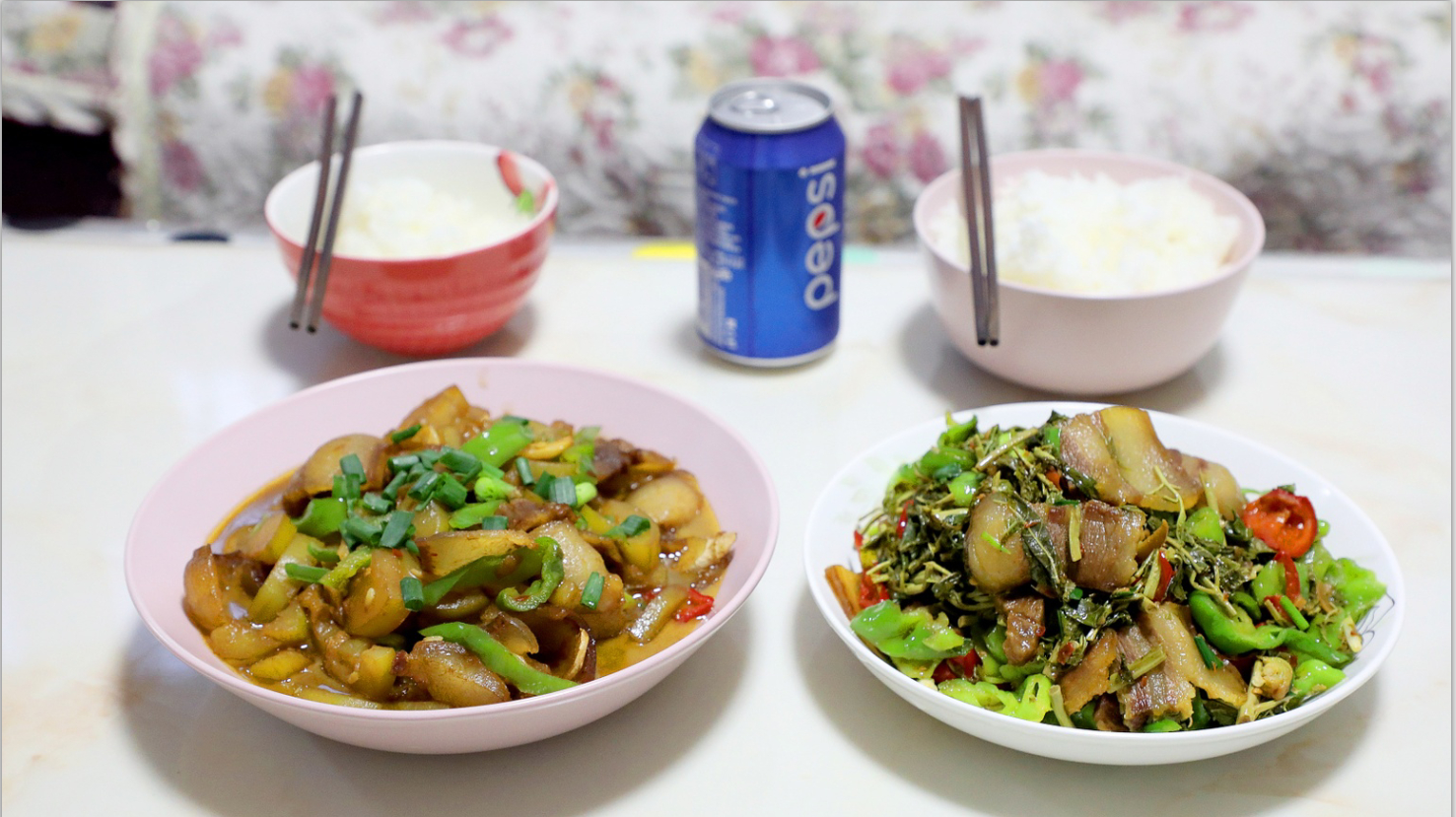 下班来个瓠子烧肉,再配个香椿腊肉。俩菜一会就扒拉完了!