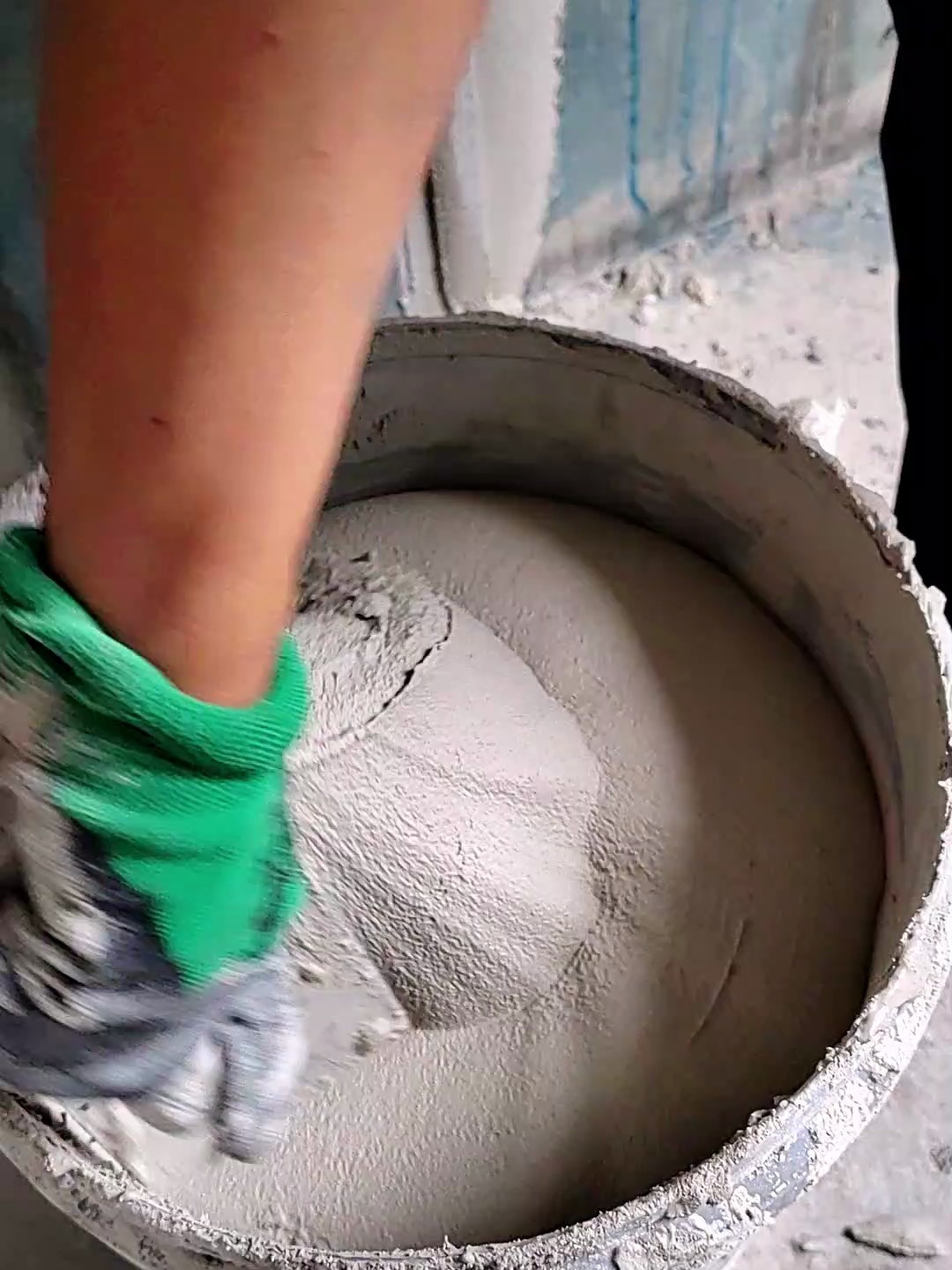 在墙面抹灰材料里粉刷石膏还是轻质抹灰石膏比较好!