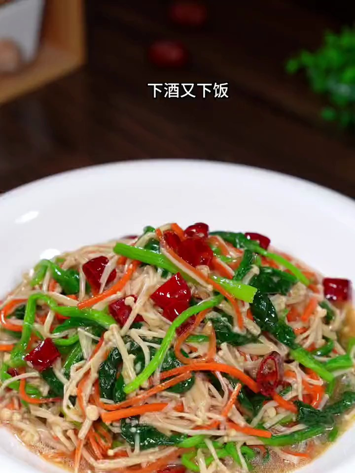 看似简单的一盘凉拌菠菜,却被一家饭店做成了招牌菜,38一份