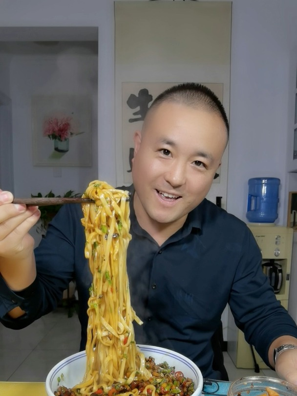 简单好吃香菇炒肉丁拌面,乖乖这个味道太香了天天吃都不腻