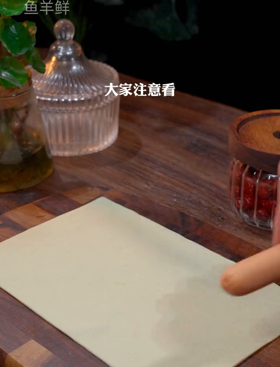 瞧好了,豆皮裹火腿肠,卷出美味又养眼的佳肴