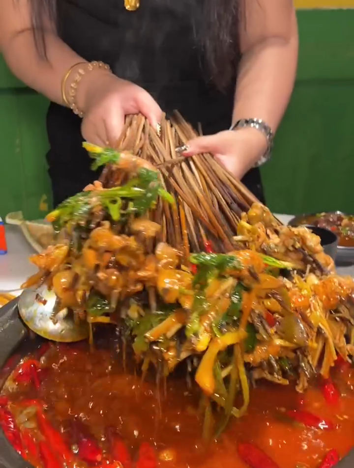 成都的小郡肝串串,菜品特别特别新鲜,串串和火锅的区别就是