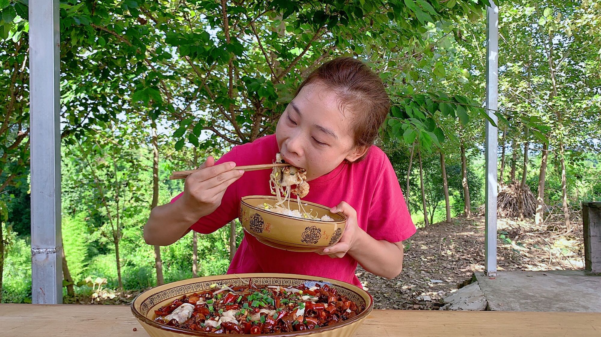 秋妹59买条草鱼，做四川名菜“沸腾鱼”肉质鲜嫩，麻辣够味，过瘾