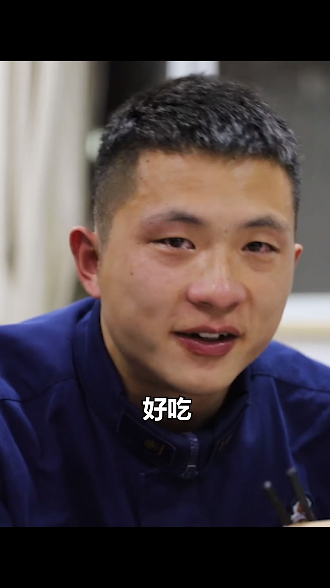 泪目!吃到妈妈寄来的家乡菜,年轻的消防员瞬间泪崩……总有人守护着我们的团圆,致敬!在哪都要