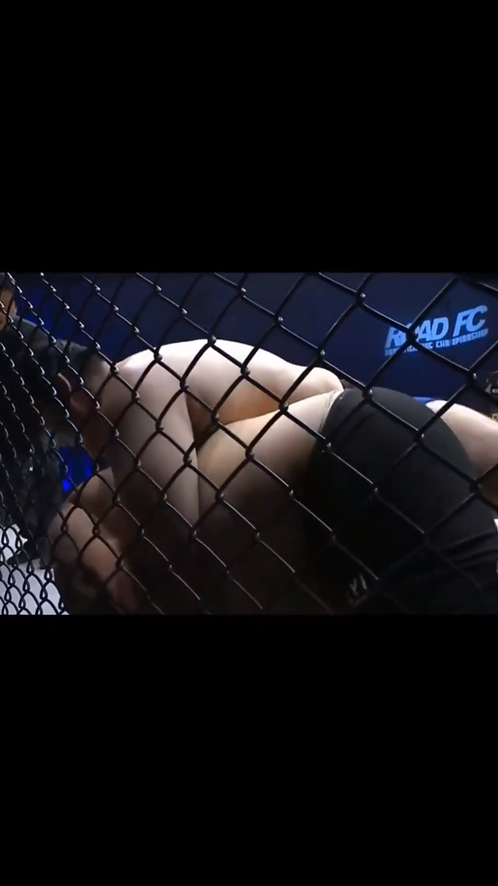 日本拳手踢裆挖眼专使黑招,中国小将青筋暴起,按在笼子边狂砸