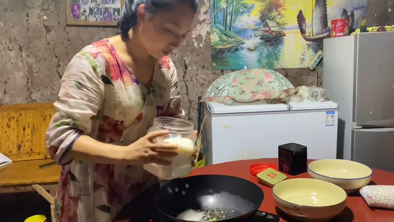 幺妹儿熬了2小时的西米奶茶居然失败了,但它丝毫不影响食欲
