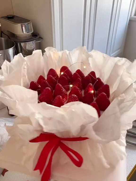 8寸草莓花束蛋糕 人气蛋糕推荐 蛋糕 自己做蛋糕