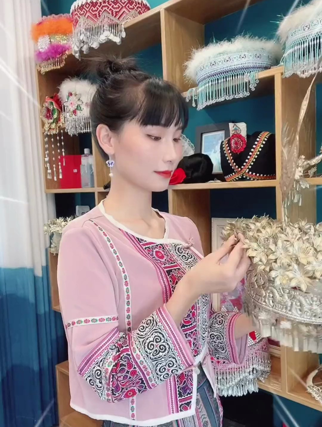 欢迎光临我的生活 苗族头饰有多少,一起来看看～苗族服饰