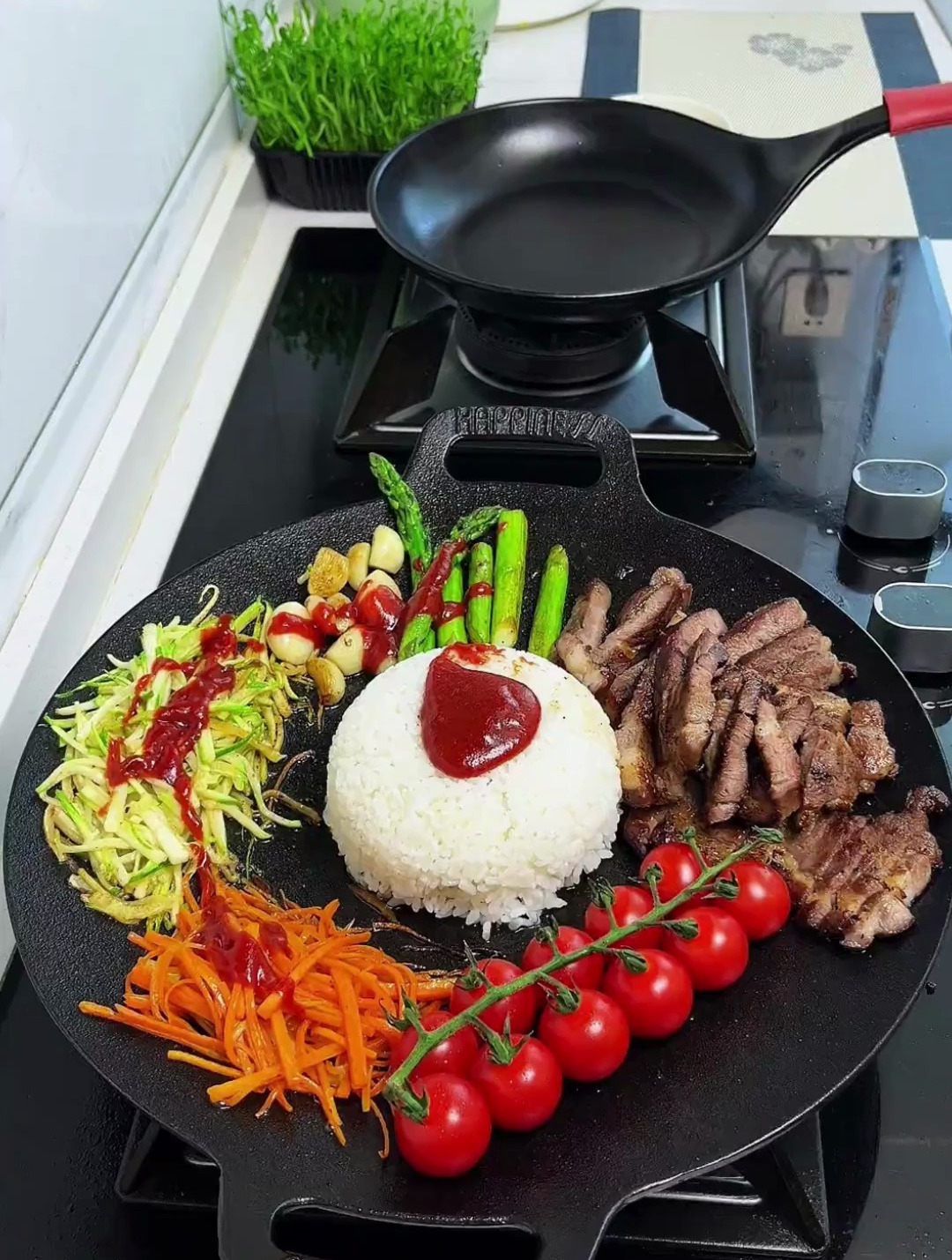 这块香煎梅花肉鲜嫩多汁,配着韩式拌饭真的超好吃!