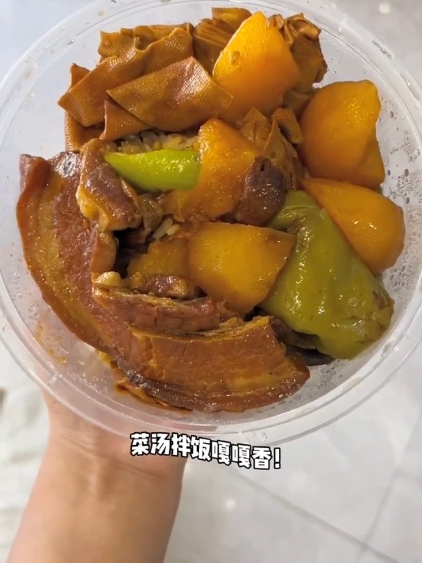 东北路边摊家常菜盒饭,来看看都有什么菜