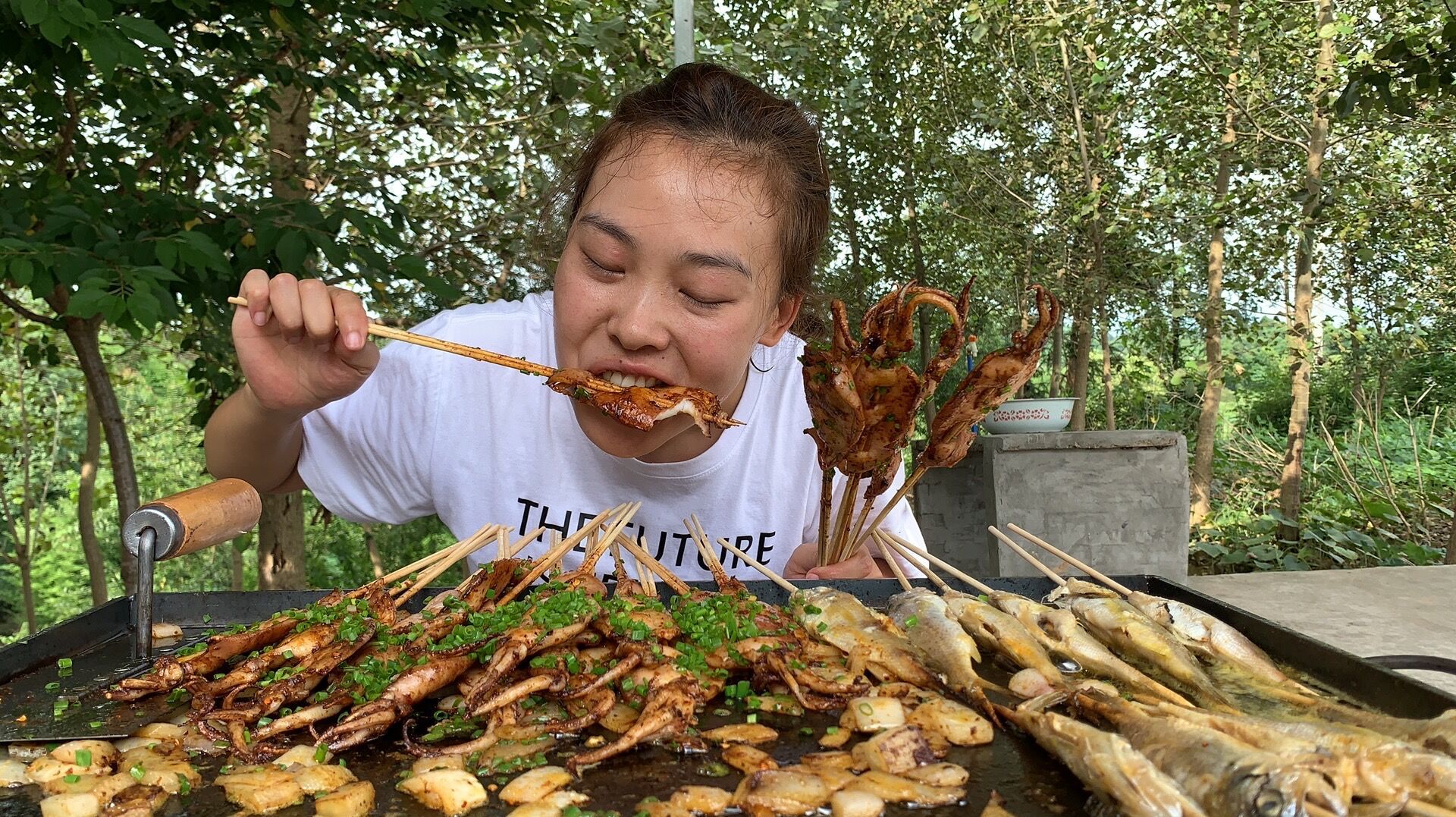 秋妹做铁板烧，鱿鱼、小黄鱼吃到爽，撒上酱料那一刻，可以摆摊了