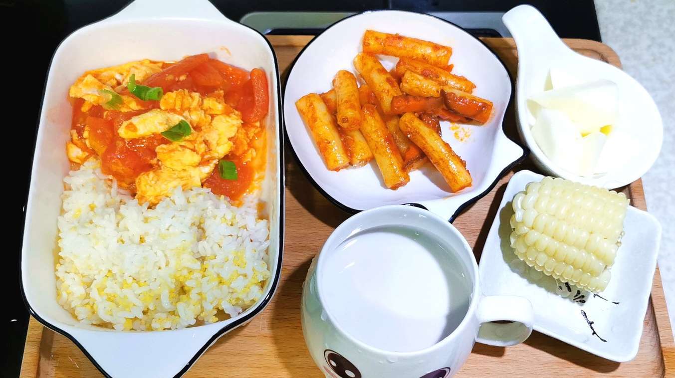 早上时间紧,妈妈用心给高中女儿准备不同的早餐,简单家常做法