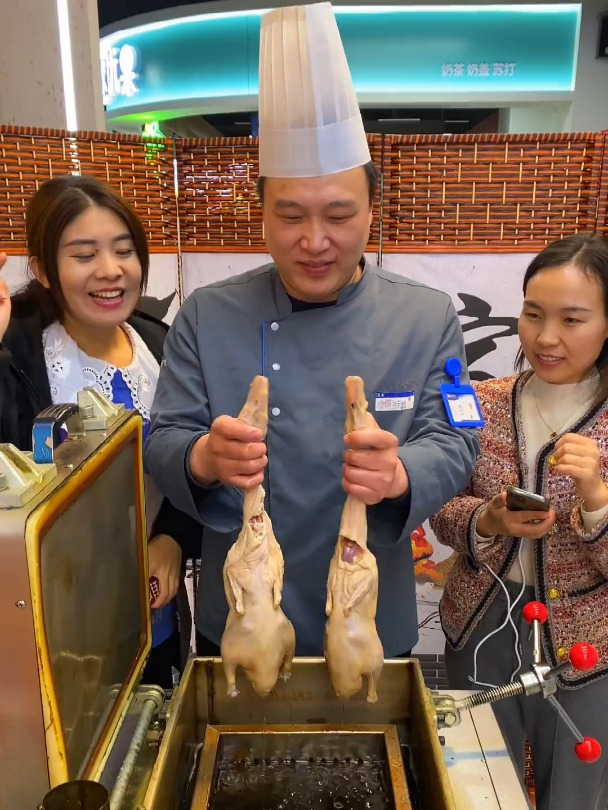 特色醉仙鸭,区别于普通的烤鸭炸鸭,30多种香料腌制过