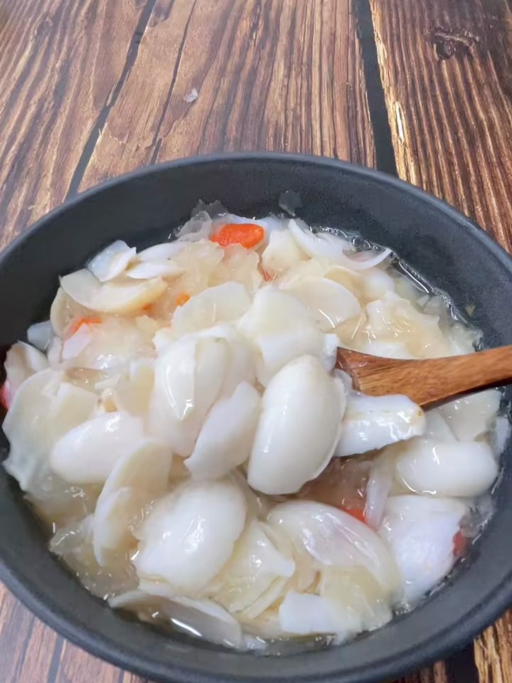 天气干燥,来一碗百合粥给自己润一润吧,一煮软糯清香,绵软细腻