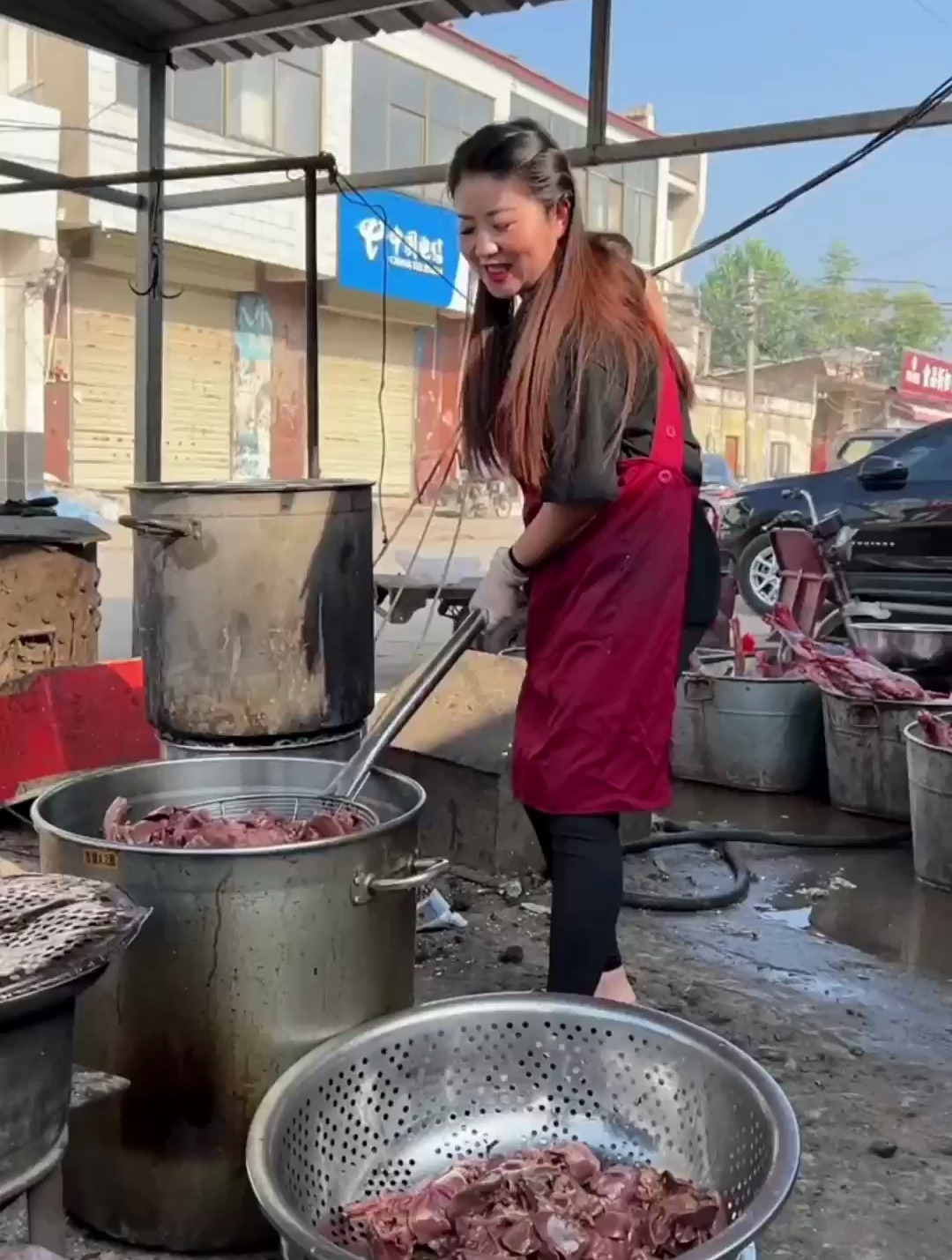 都说和气生财,“狗肉西施”做人这么活气,生意不好才怪了