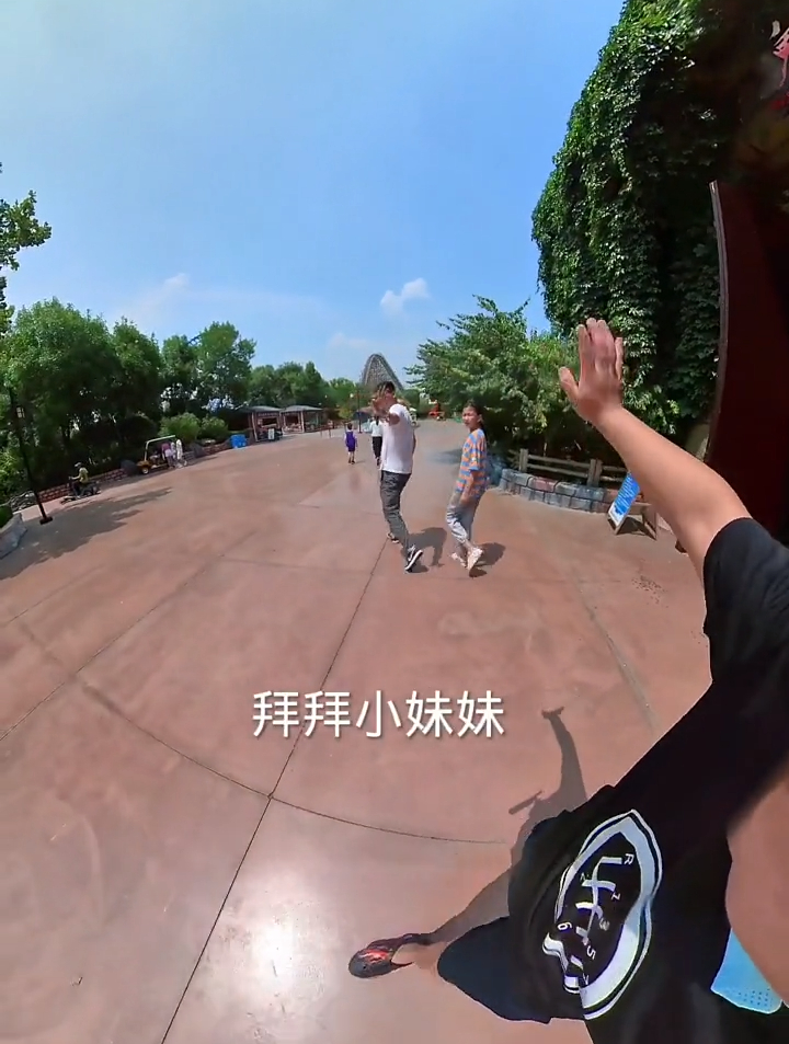 你玩过鬼屋过山车吗?恐怖又刺激!