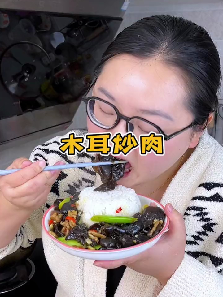 家里有孩子老人可以经常炒点木耳吃,好吃又营养!木耳炒肉做法
