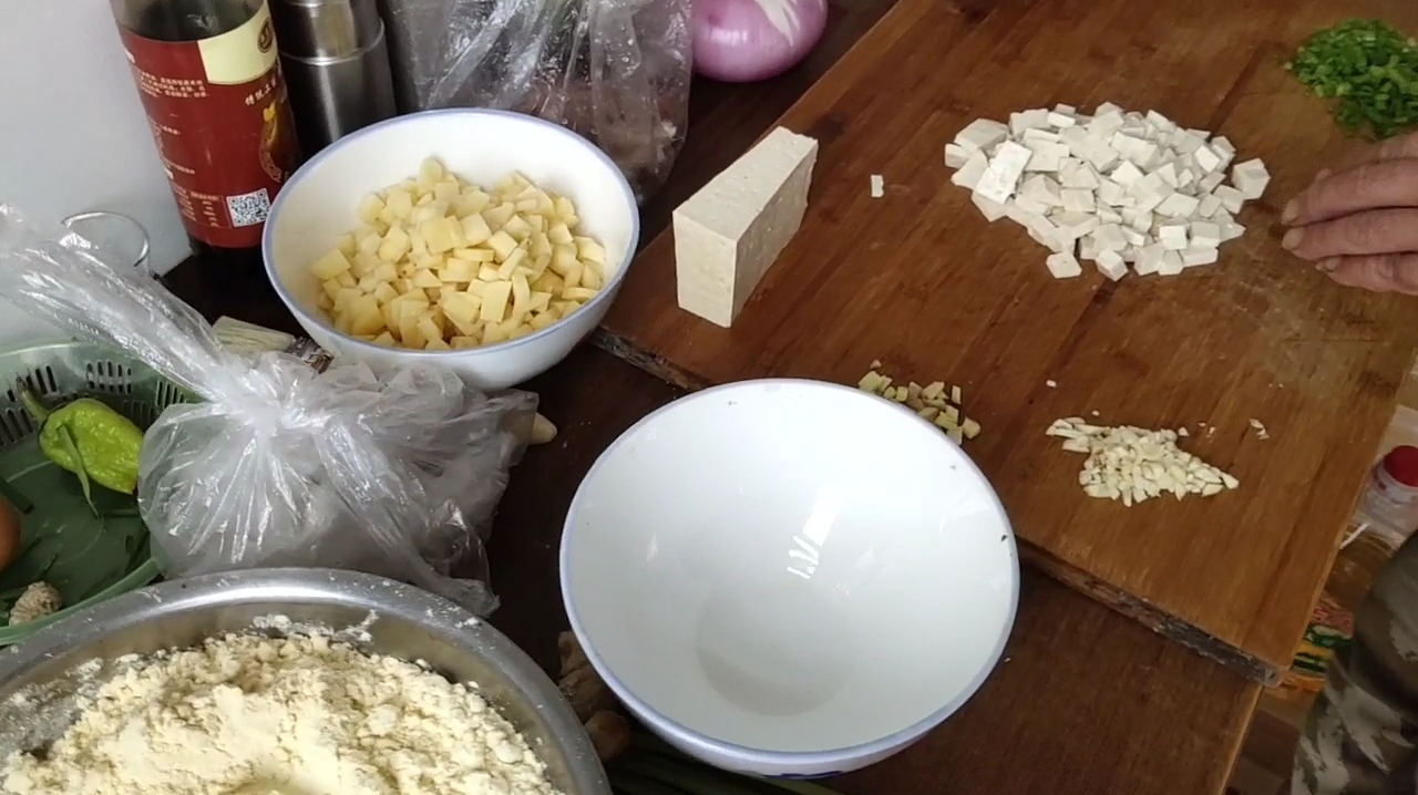 榆皮面玉米面饸饹,山西小胖炒的卤,这顿饭吃的大汗淋漓,真美!