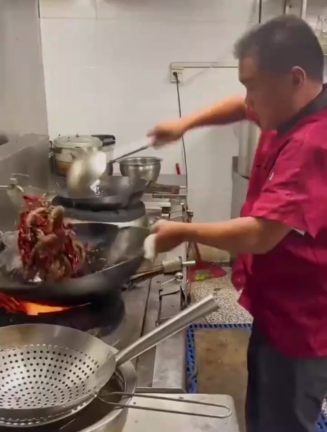 大厨师炒菜,为什么这么生气呢?