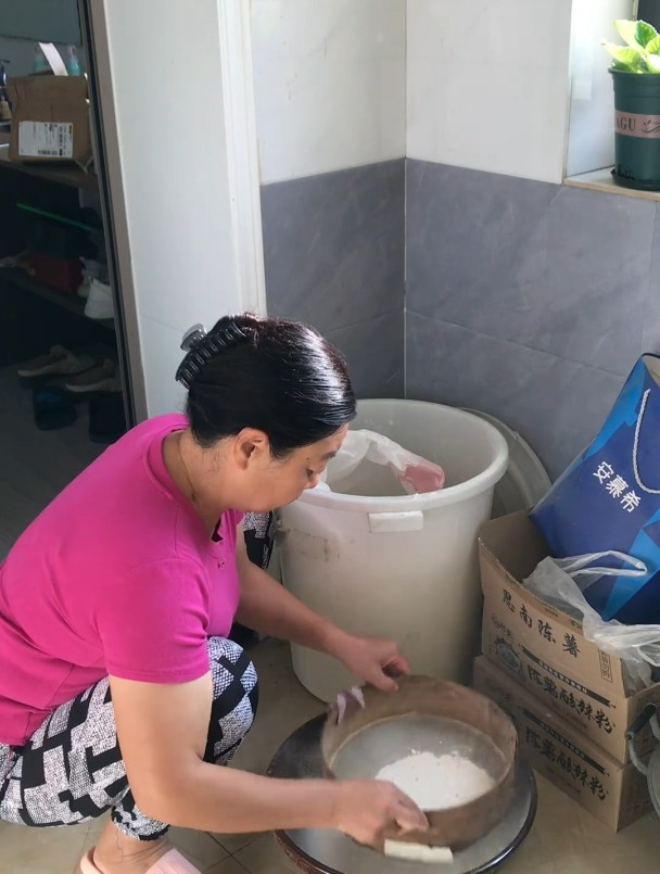 自己在家做的手工大馒头,又白又宣满满的麦香味,咬一口回忆满满