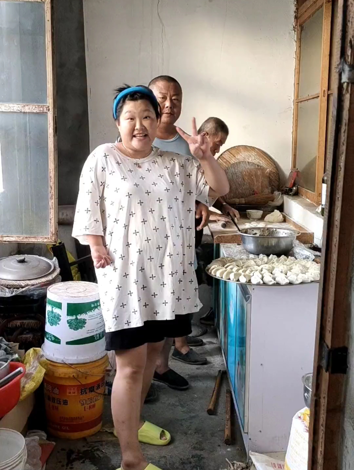 立秋包饺子 昨晚找身份证找到三点多,早上五点半起来的,太困了