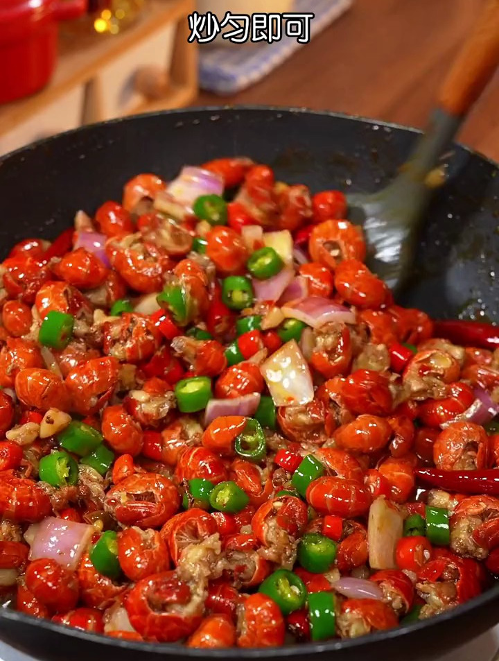 香辣可口的蒜蓉炒虾尾