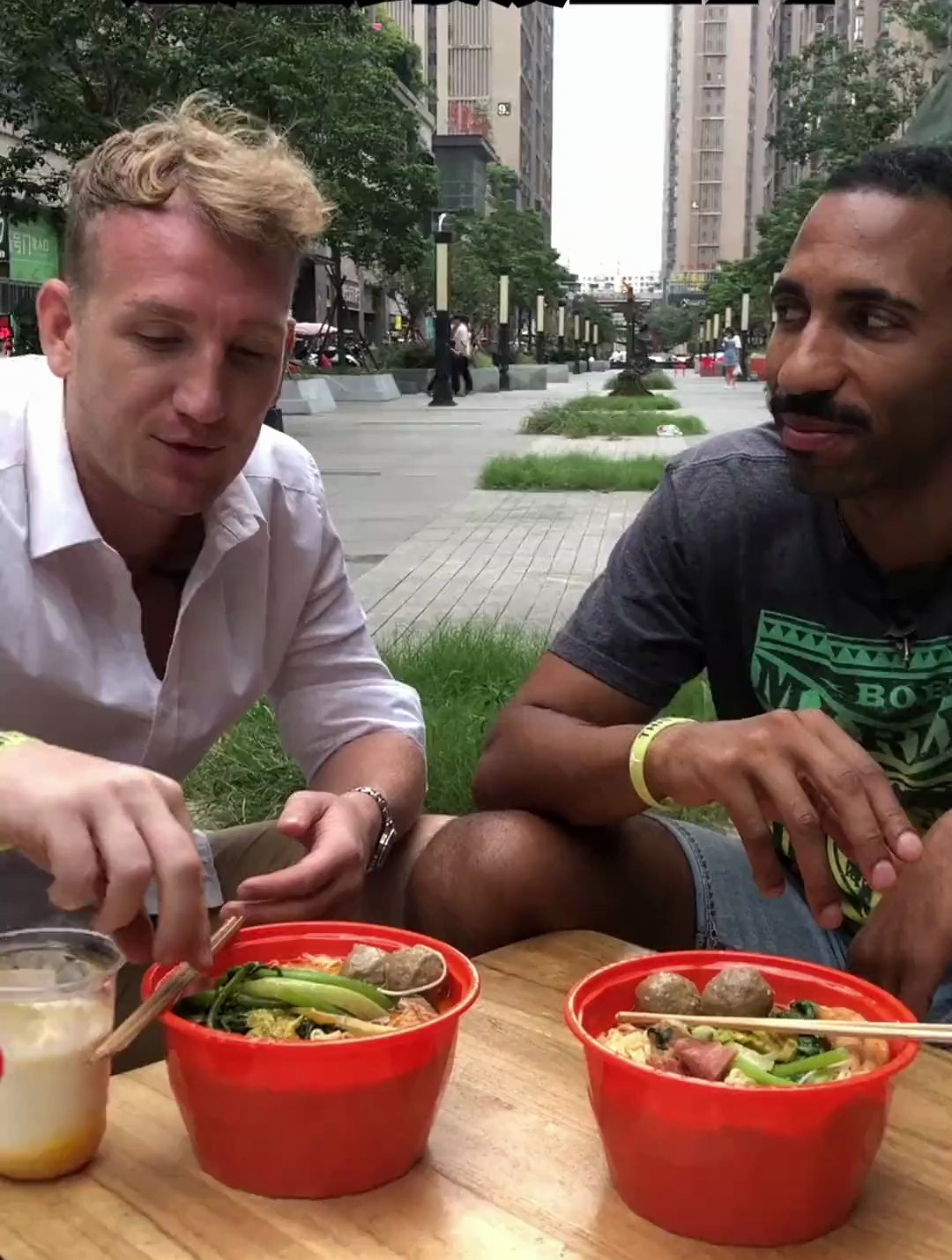 当老外第一次吃到撒尿牛肉丸 你刚才说这个丸子里面有什么