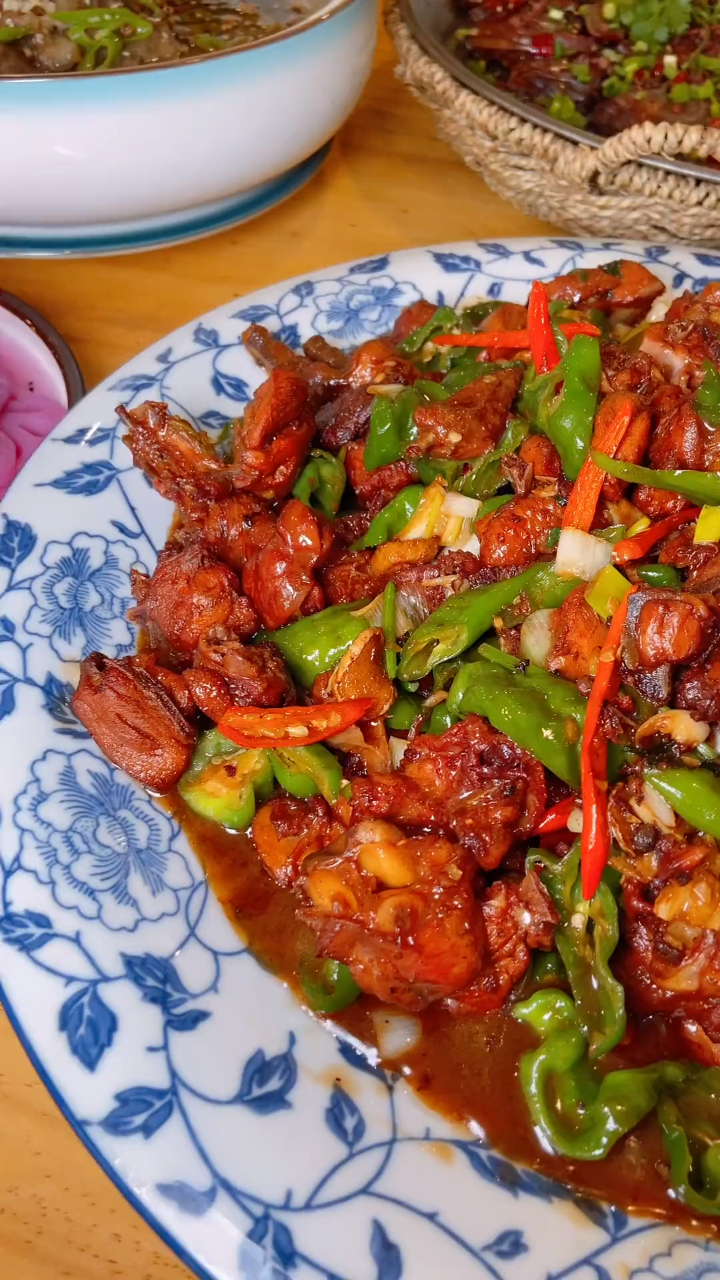 枣庄辣子鸡,百年老汤鱼,口味纯正,吃着真过瘾～