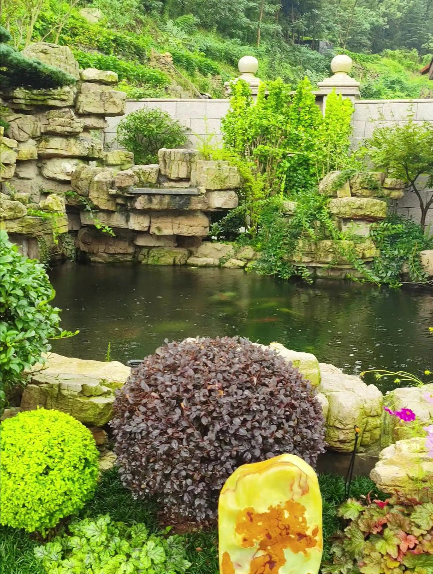 庭院设计|青岛1800㎡别墅大院中的假山鱼池