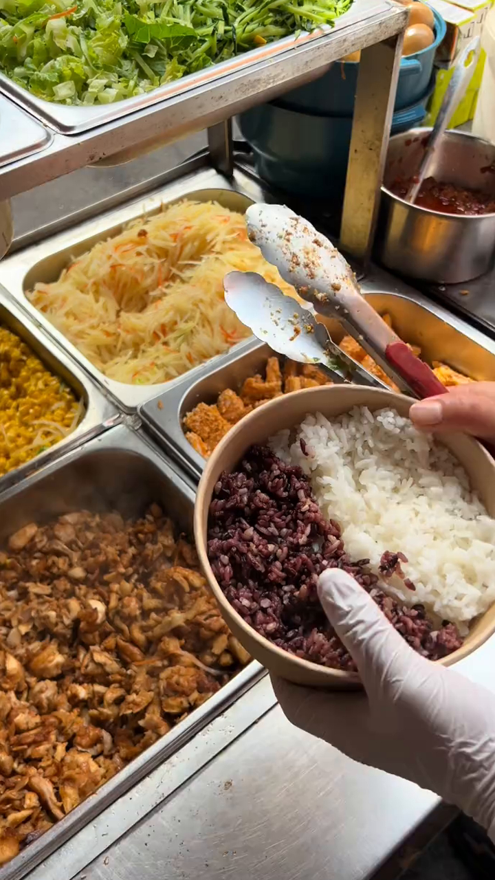 郑州街头一家鸡排烤肉双拼饭,十块钱一份,有肉有蛋,这是你们的梦中情饭吗?