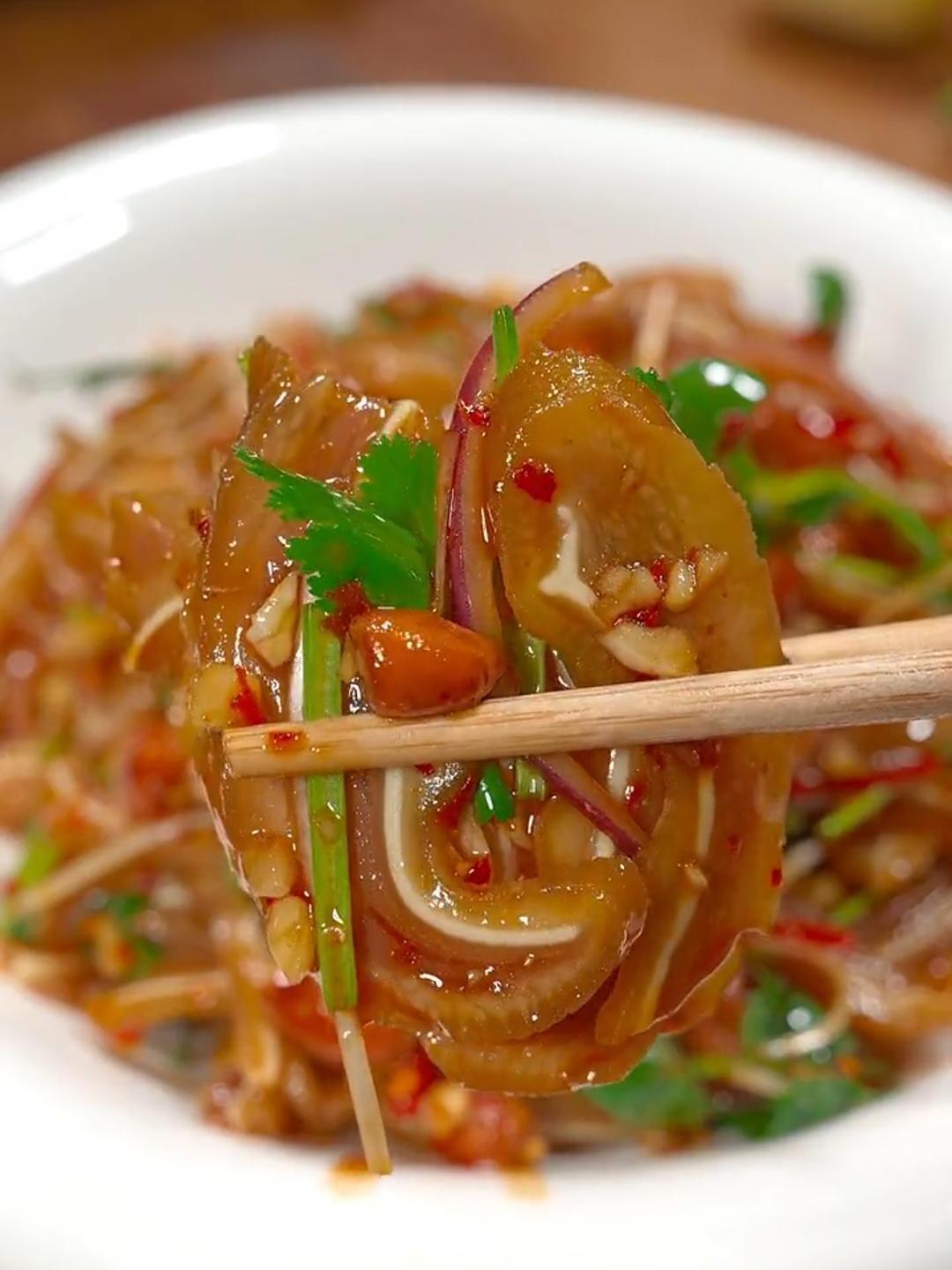 这个凉拌猪耳,清脆入味