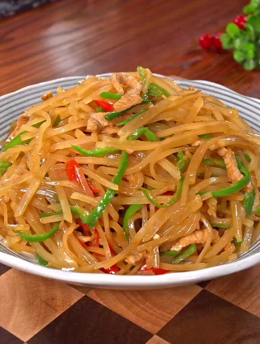 吃饭没胃口,试试这个尖椒土豆丝炒肉丝,太香了