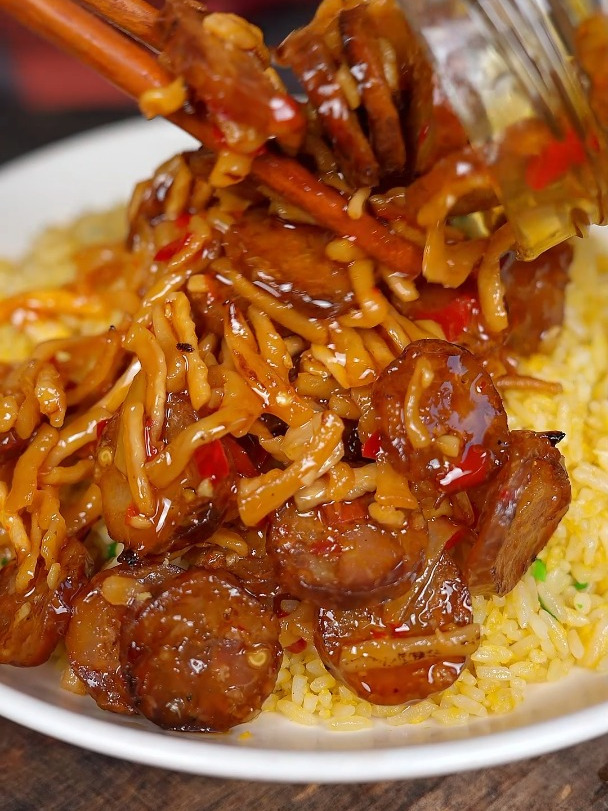 严重低估了狗蛋的手艺,蛋炒饭配着腊香肠萝卜干告诉我你能吃几碗