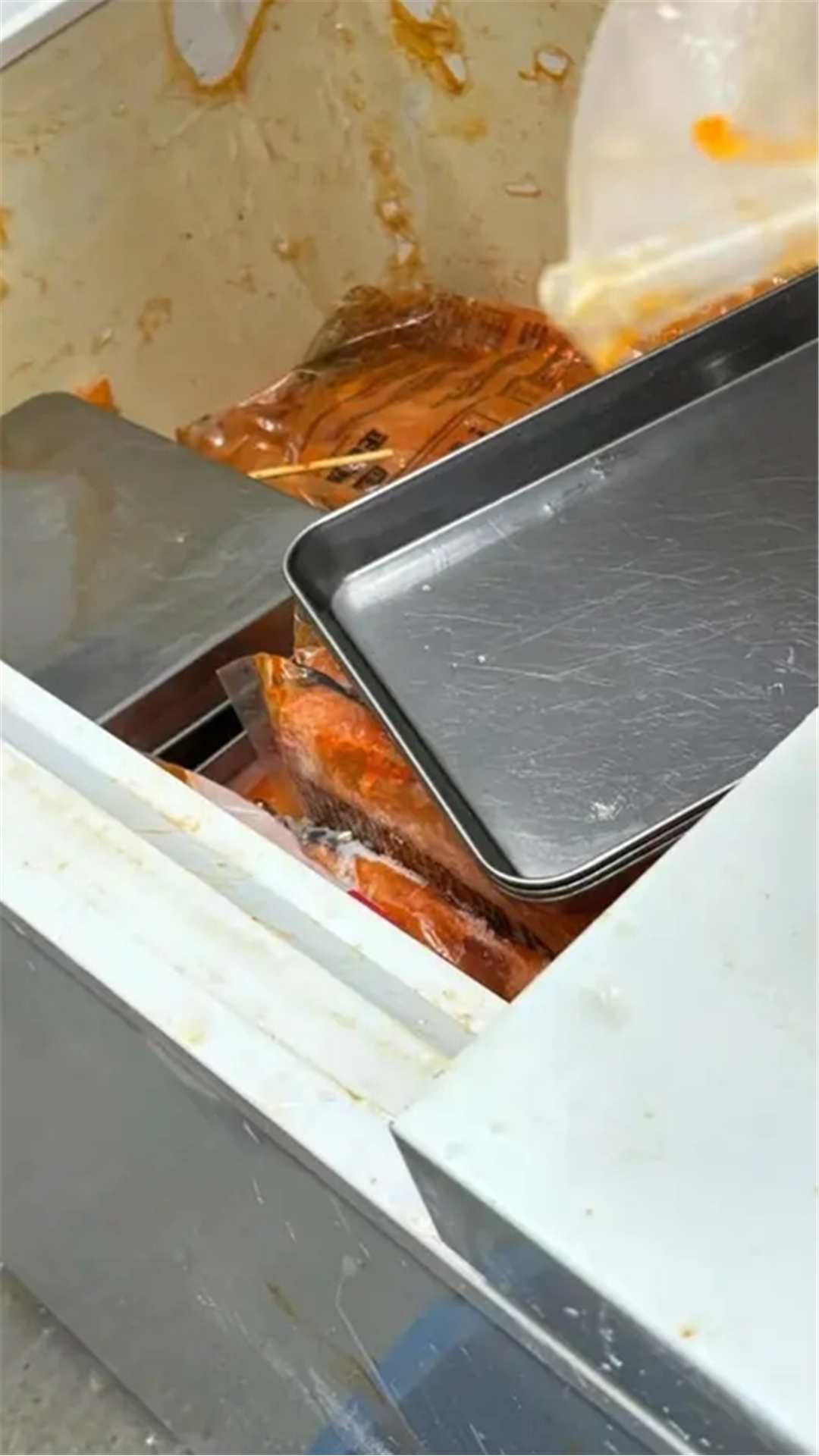 正新鸡排回应“门店20多天不换油”,店员称是打扫前,市监局介入