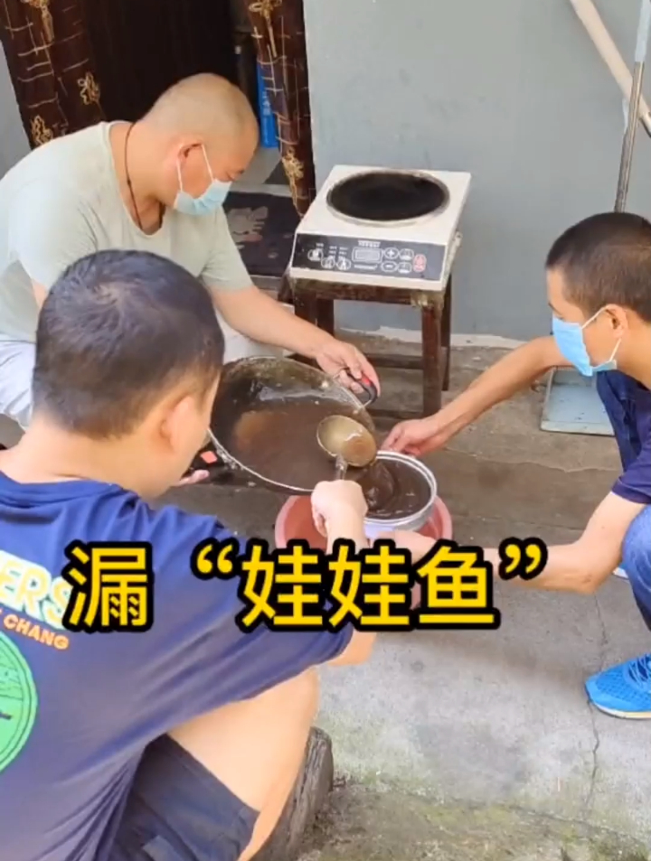 打工人生活点滴三个男人用红薯粉做俺们徐州老家的“娃娃鱼”